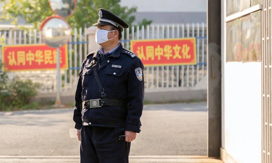 "珍惜"对待工作,是"60后"老警察的共同选择_李昆