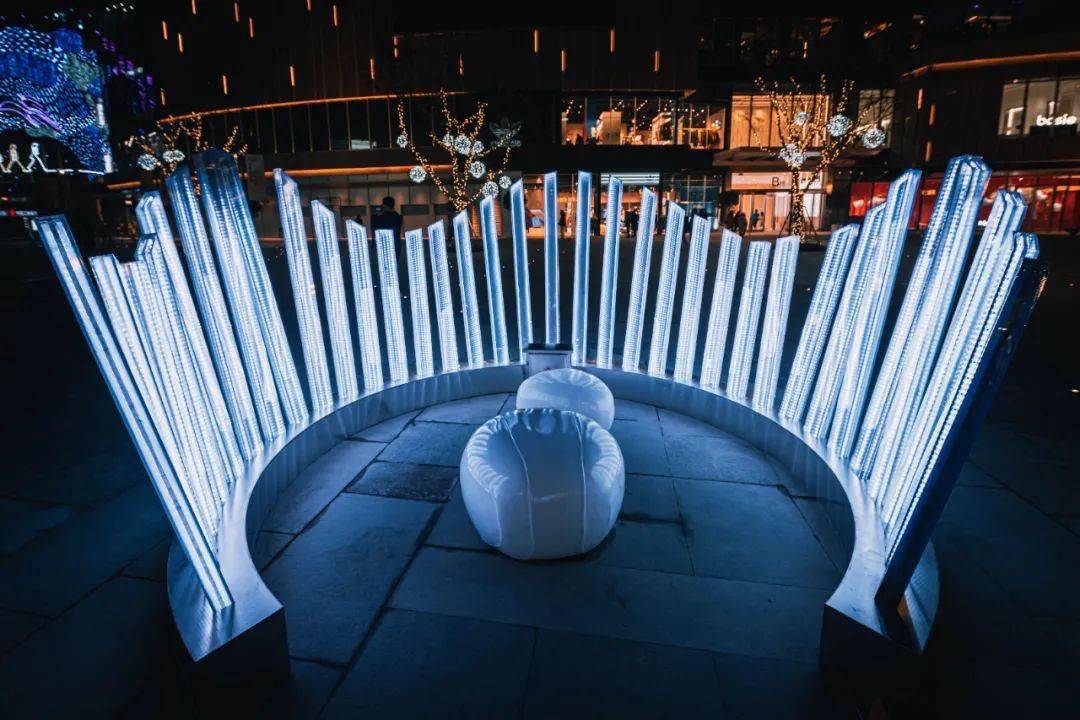 夜空彩虹x成都万象城2期逐光之境探索先锋光影装置