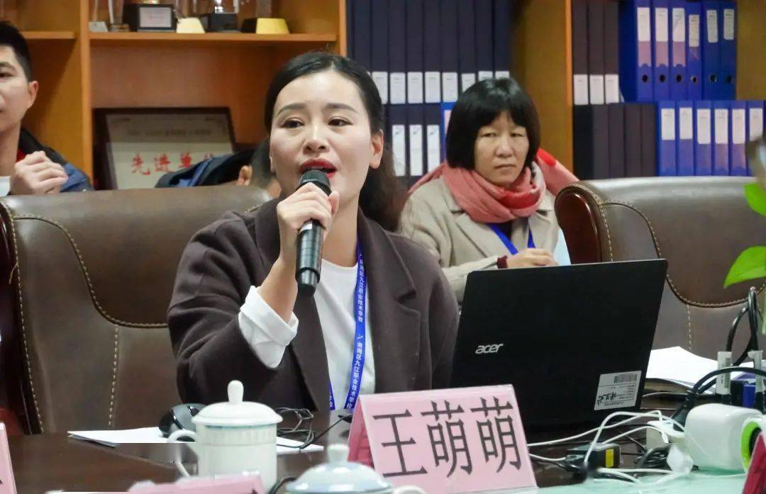 会议上课题主持人(王萌萌,赵立和,赵凌玲,黎恒勇)就研究中遇到的问题