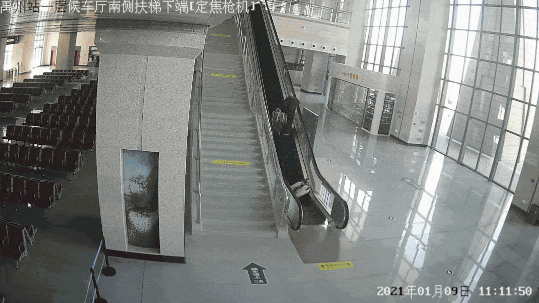 一线传真禹州站派出所乘坐电梯意外摔倒幸得民警飞身相救