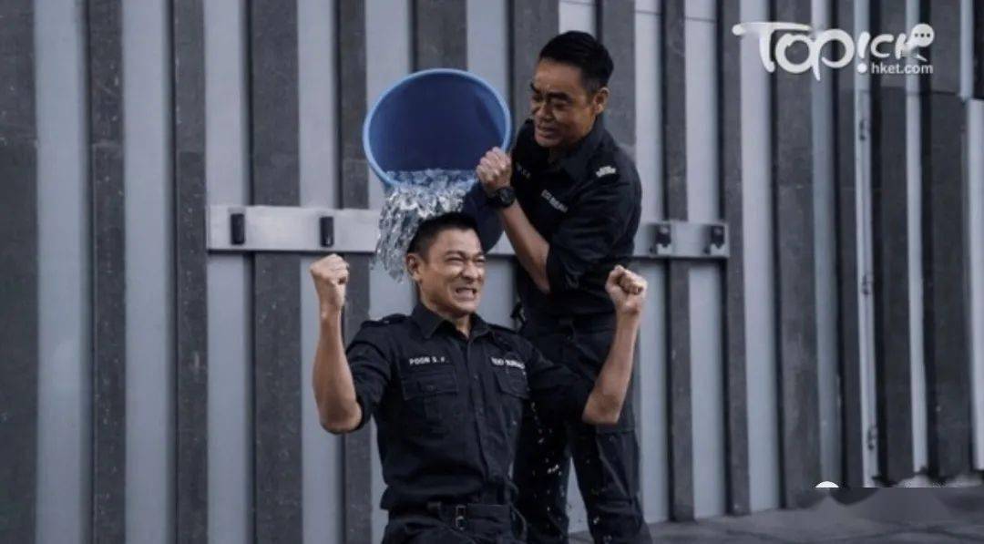 拆弹专家2刘德华刘青云冒寒拍冰桶挑战华仔彩排也不欺场超敬业