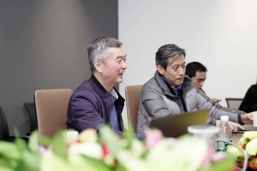 会上,冠军磁砖品牌总经理李丹锋向协会领导及嘉宾们汇报了冠军磁砖