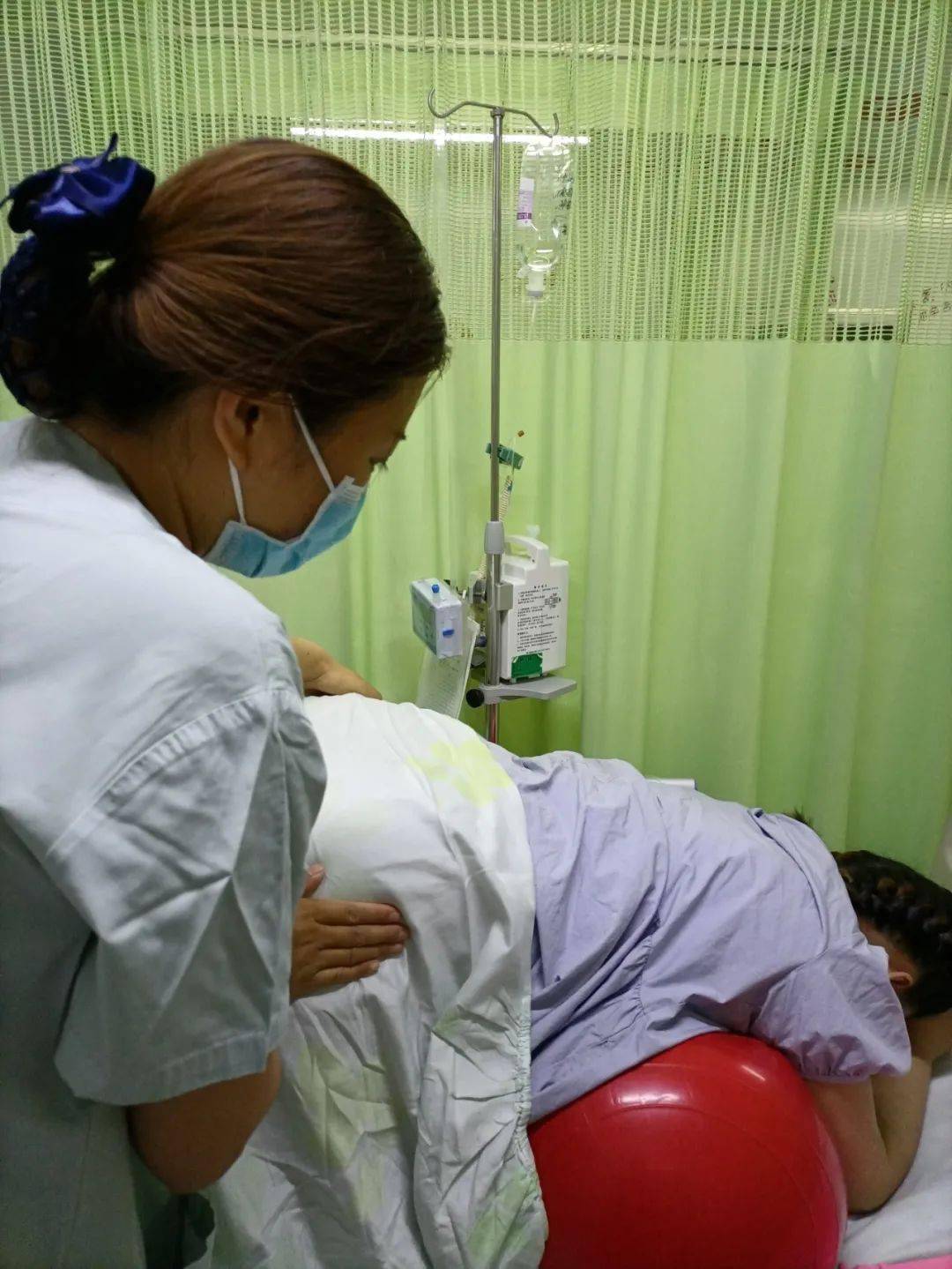 的舒适分娩服务从导乐开始专业的助产导乐师陪伴宝妈闯过生门婴儿初浴