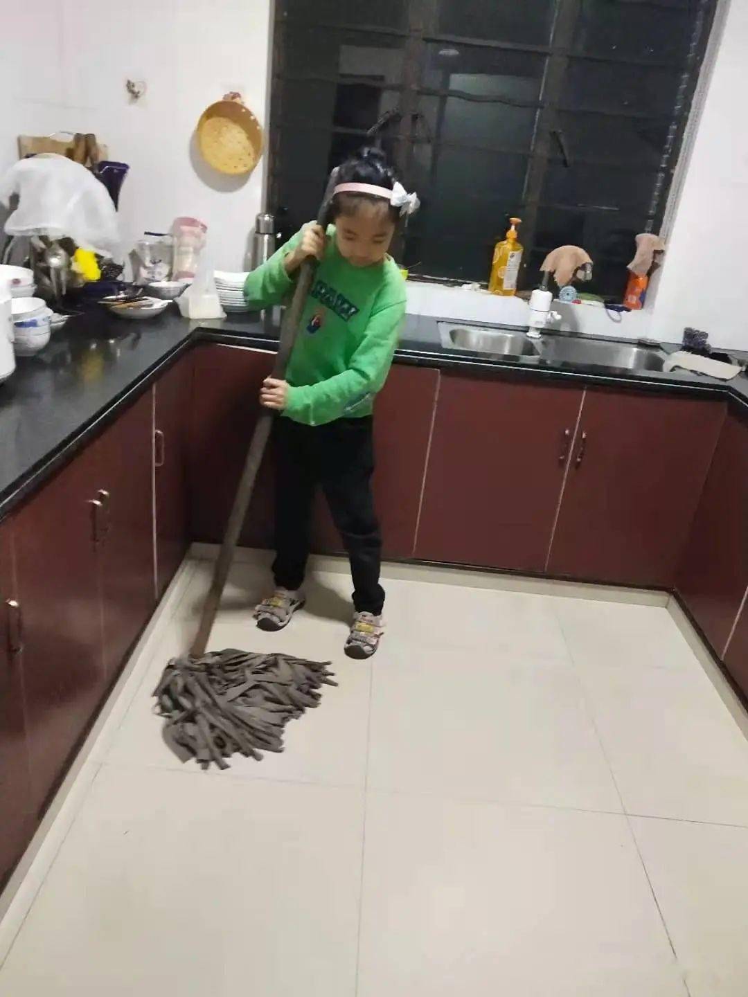 404 陈芷希杨文婷403 乔晋乐赖雨馨401邢家乐尹晨璐402陈馨媛