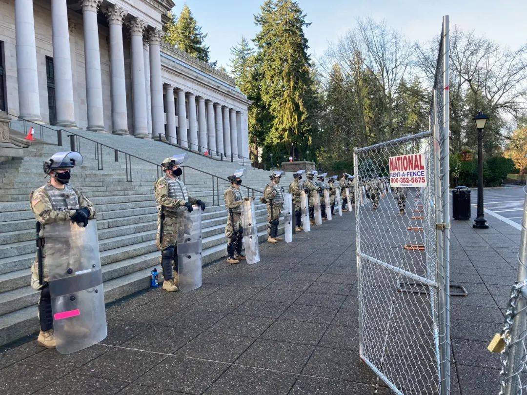 重重戒备华盛顿州府部署大批军警有抗议者被逮捕