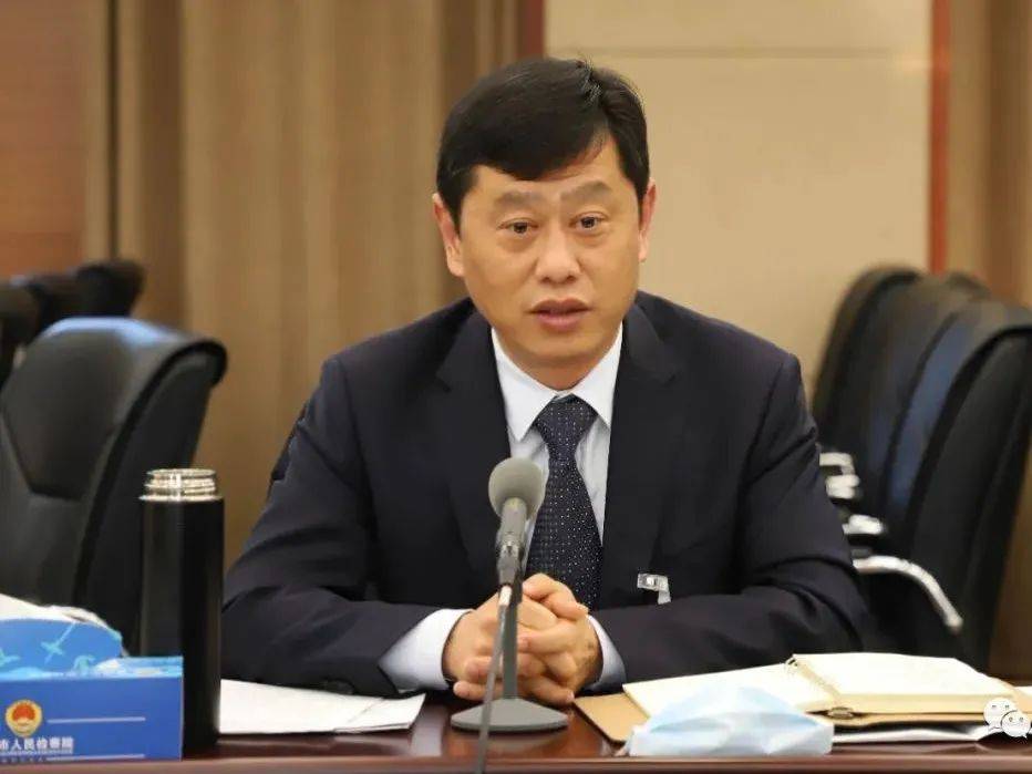 1月13日下午,市长蔡绪安参加乘马岗镇代表团讨论.