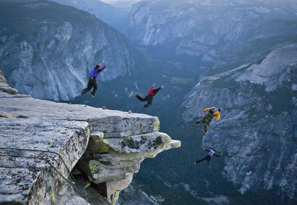 多人进行"网暴",一定程度上来说这群粉丝的行为反而在法律的边缘徘徊