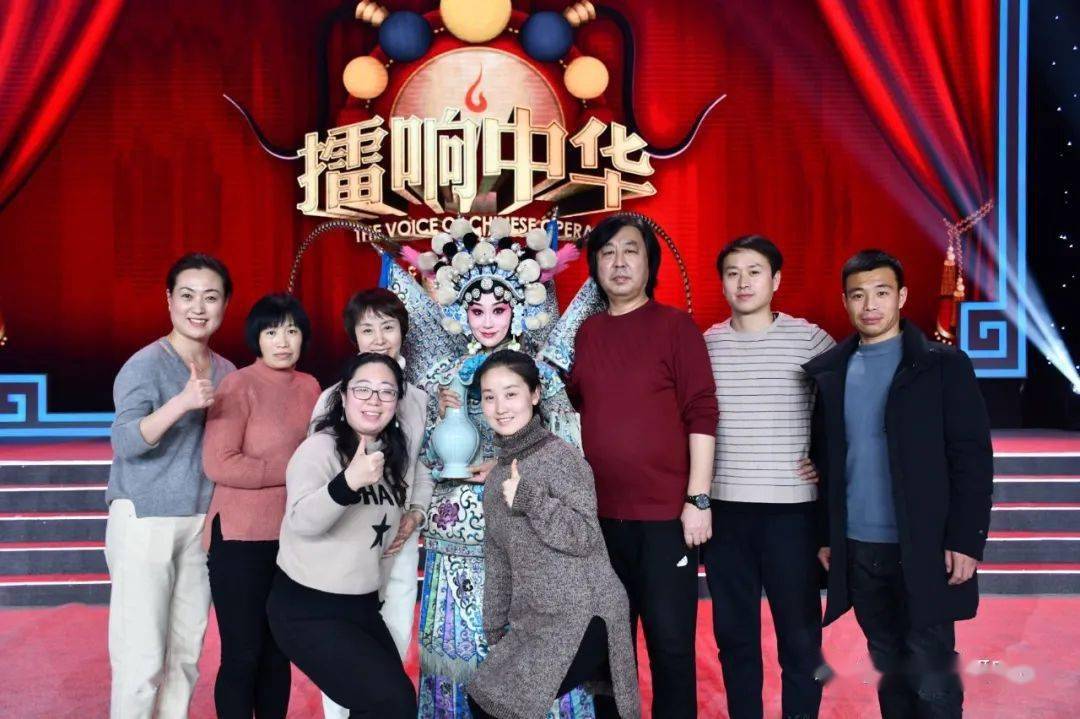 在石缝中顽强生长的一株小草程雅琨参加擂响中华第三季中国戏曲十大