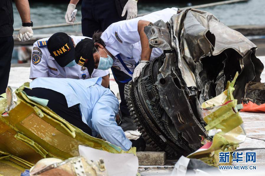 1月13日,搜救人員在印度尼西亞雅加達丹戎不碌港搬運失事客機遇難者