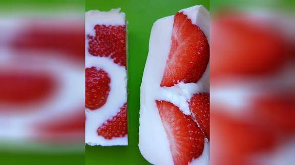 草莓果肉多多的牛奶果冻