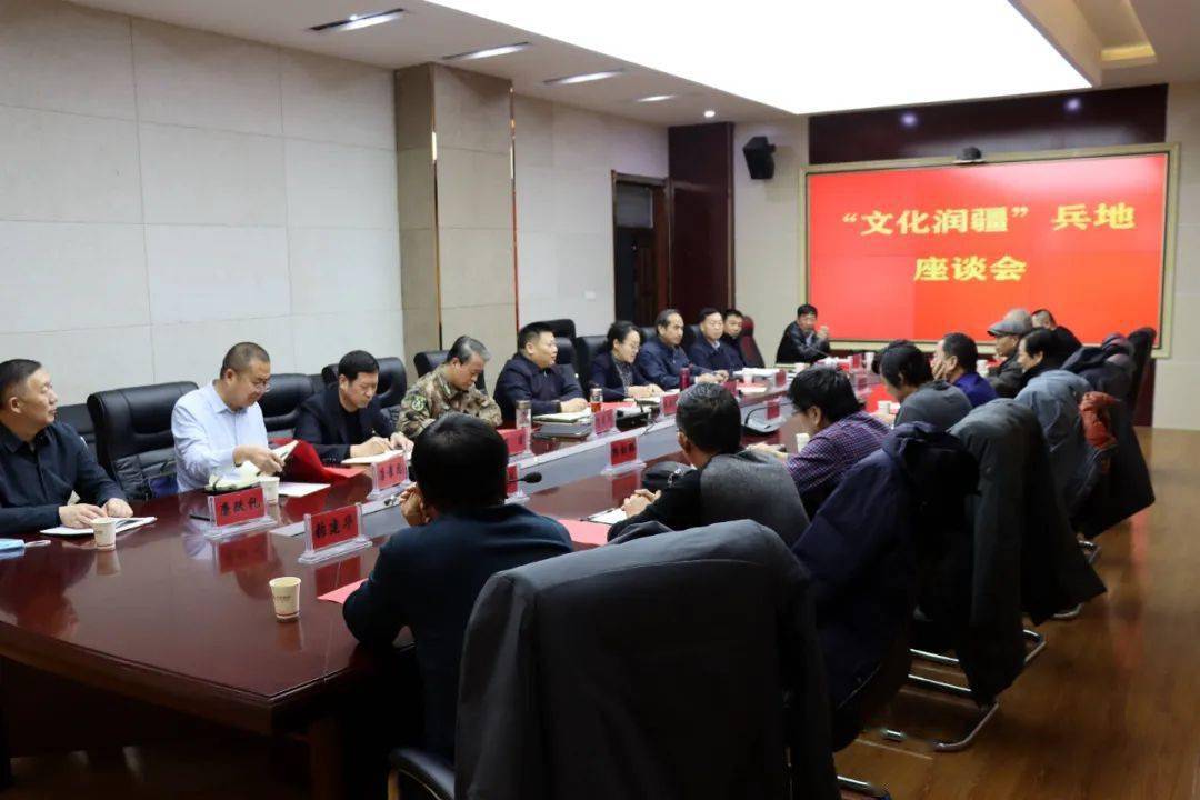 师党委常委,副政委,宣传部部长姜淑霞参加座谈会.