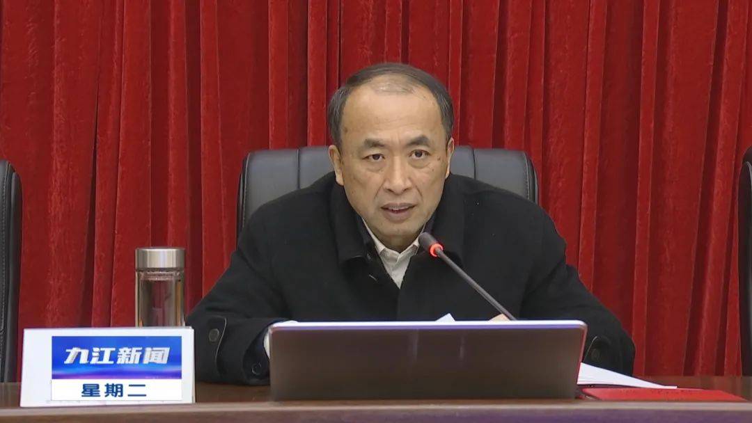 十三次会议召开,市人大常委会主任熊永强主持会议并讲话,副主任叶心林