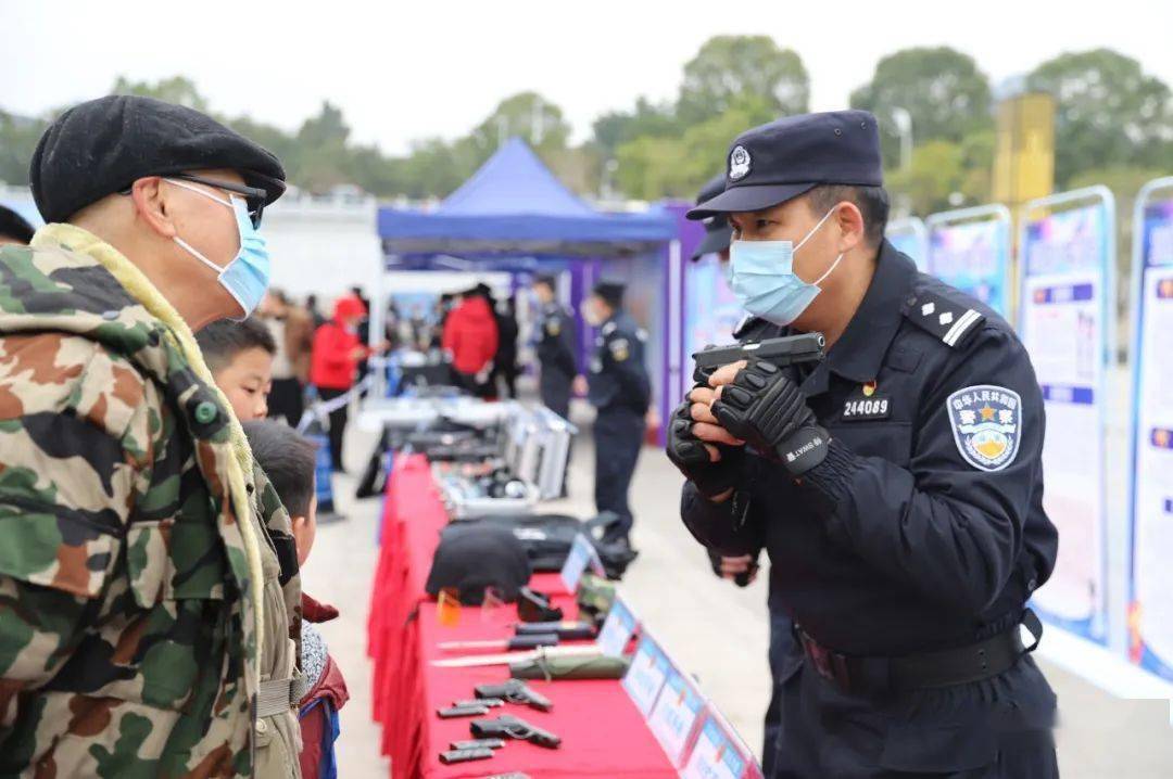 升旗仪式结束后,连州市公安局在刘禹锡文化广场开展了"110警营开放日"