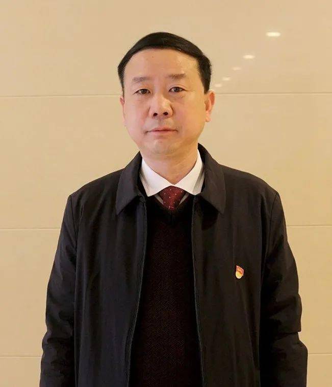 在会议现场,陕州区大营镇党委书记王兆海边听边记录,作为一名市级