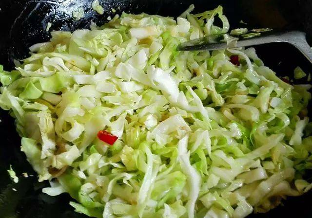 这是茴子白最好吃的做法简单易做营养价值翻倍上桌就被抢光