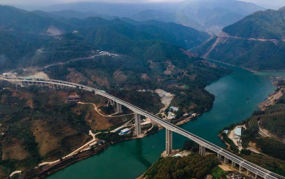 这是1月13日拍摄的云南省墨临高速公路澜沧江(昔归)特大桥(无人机照片