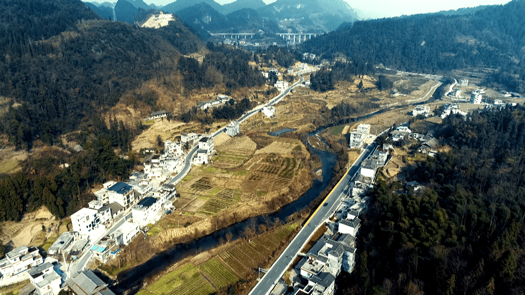 545户1997人距县城21公里湾田村位于曲江镇南部田湾全州唯一获评为