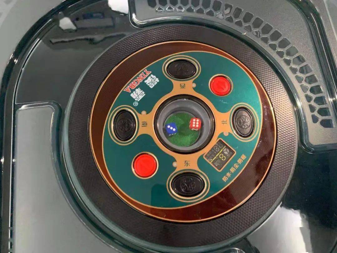 民警来到王女士的店内,发现王女士店内二楼有一张麻将桌,打开这张麻将