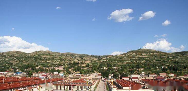 门前硬化的水泥路,庄浪县万泉镇杜家村建档立卡贫困户杜平平高兴地说