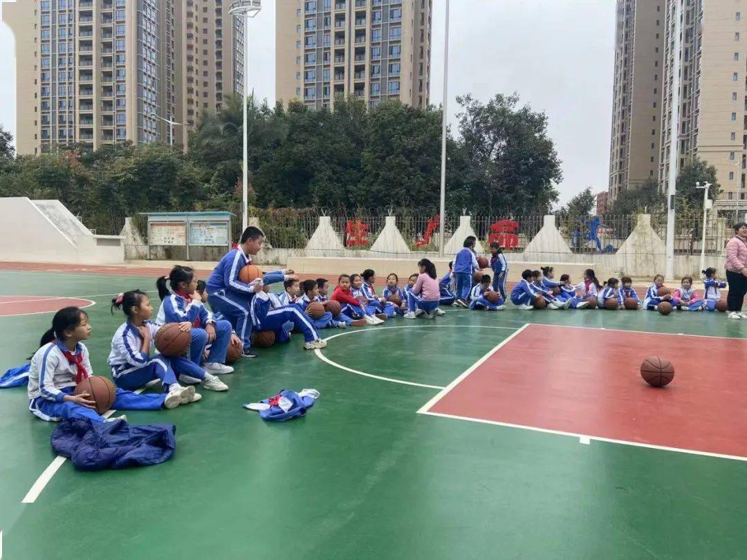 和文明岗号的青年代表共7人前往平湖外来务工子女学校——新南小学