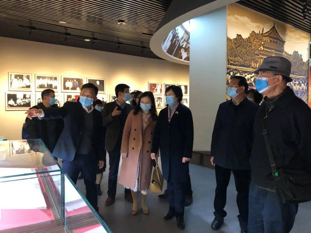 领导嘉宾观展王力铜像揭幕吕剑枫宣布开馆市委常委,宣传部部长曹湜