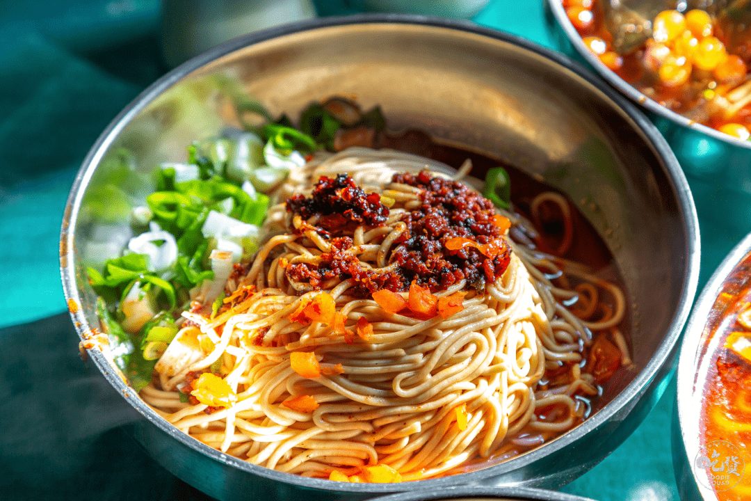 襄阳人吃炸酱面讲究的就是一个字"麻",一碗面能让嘴巴处于发麻的状态