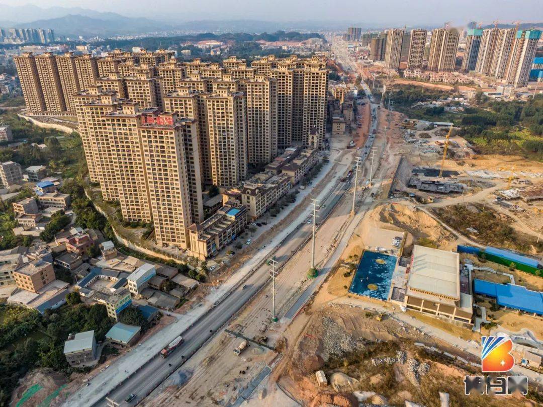 总投资约19亿的博白城东大道开始铺设沥青啦!