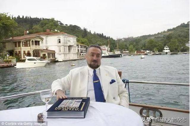 布道时辣妹伴舞,洗脑上万人,号称有上千女友…_奥克塔尔