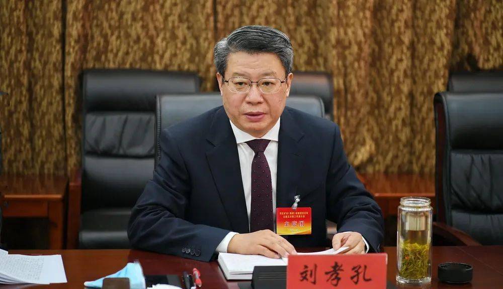 代表们围绕张延伟总经理所作的工作报告及各项报告议题,结合各自工作