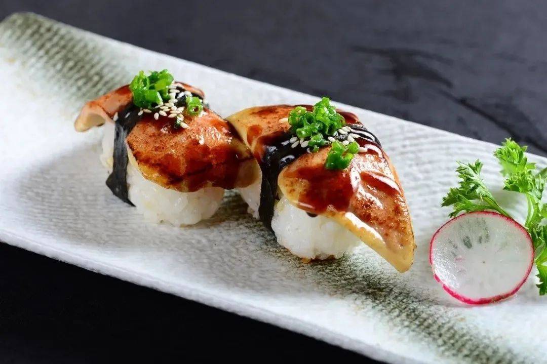 是绝佳的温暖体验品尝心仪的美味和亲朋好友围坐锅旁再惬意的搭配寿司