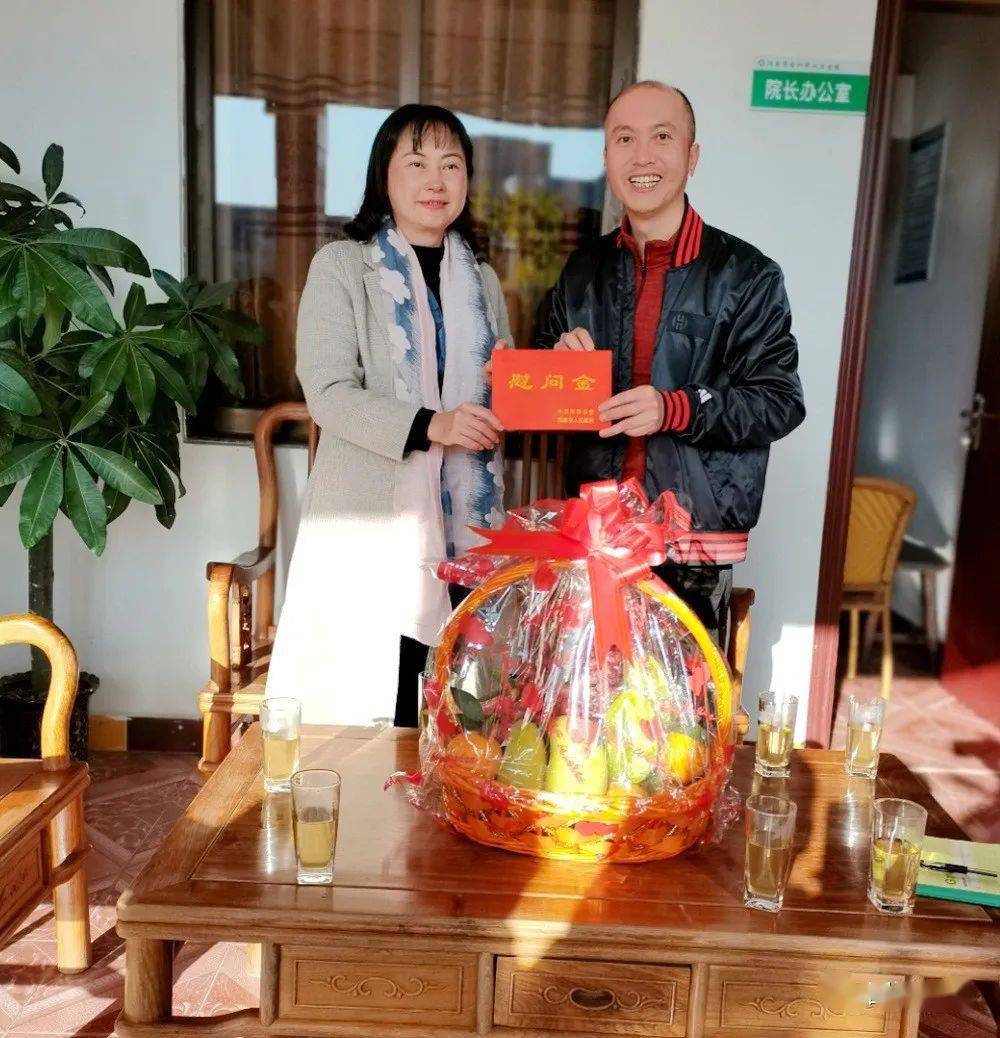 阳春市领导到合水中心卫生院进行慰问.