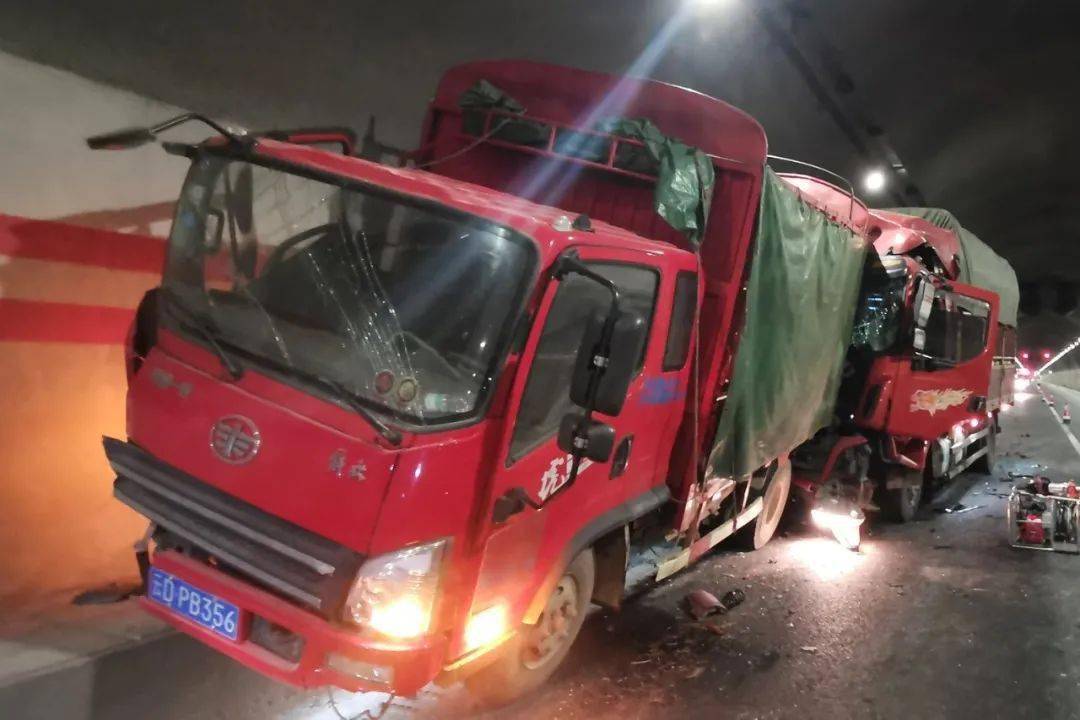 会泽一隧道发生车祸, 由于受到猛烈撞击驾驶室严重变形.