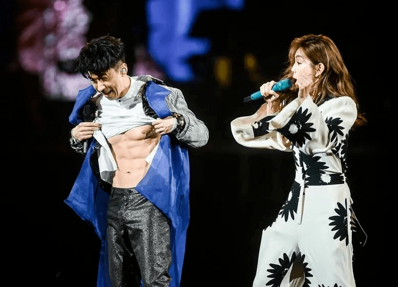 童话里并没有骗人 他50岁 但不显老居然还有8块腹肌 光良