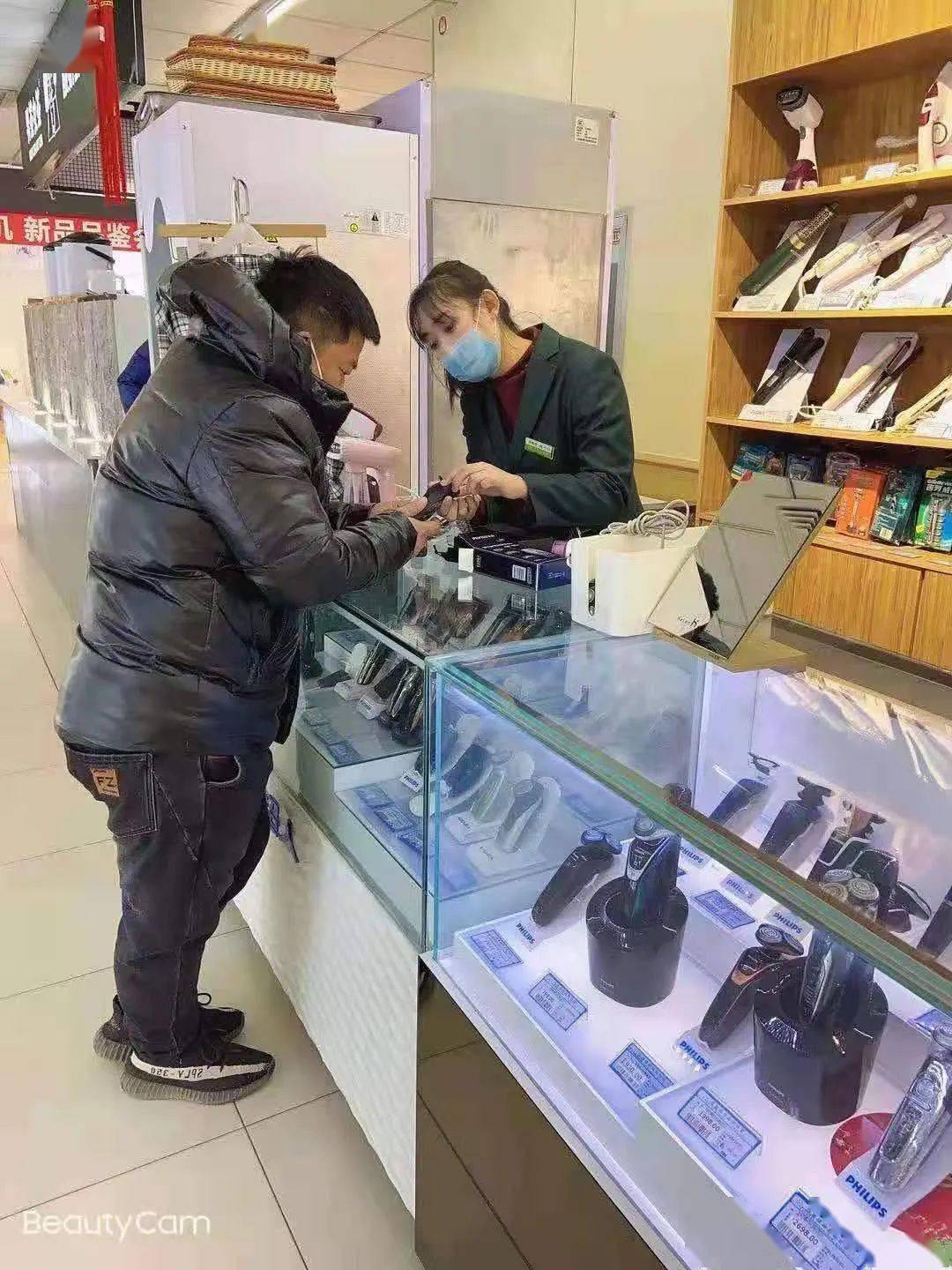 多为顾客想一点儿电子部 赵彩娟一天一位老先生在剃须刀柜台前浏览