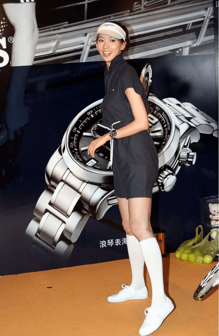 林志玲风格多变优越曲线穿清凉运动装一双长腿笔直纤细更显眼