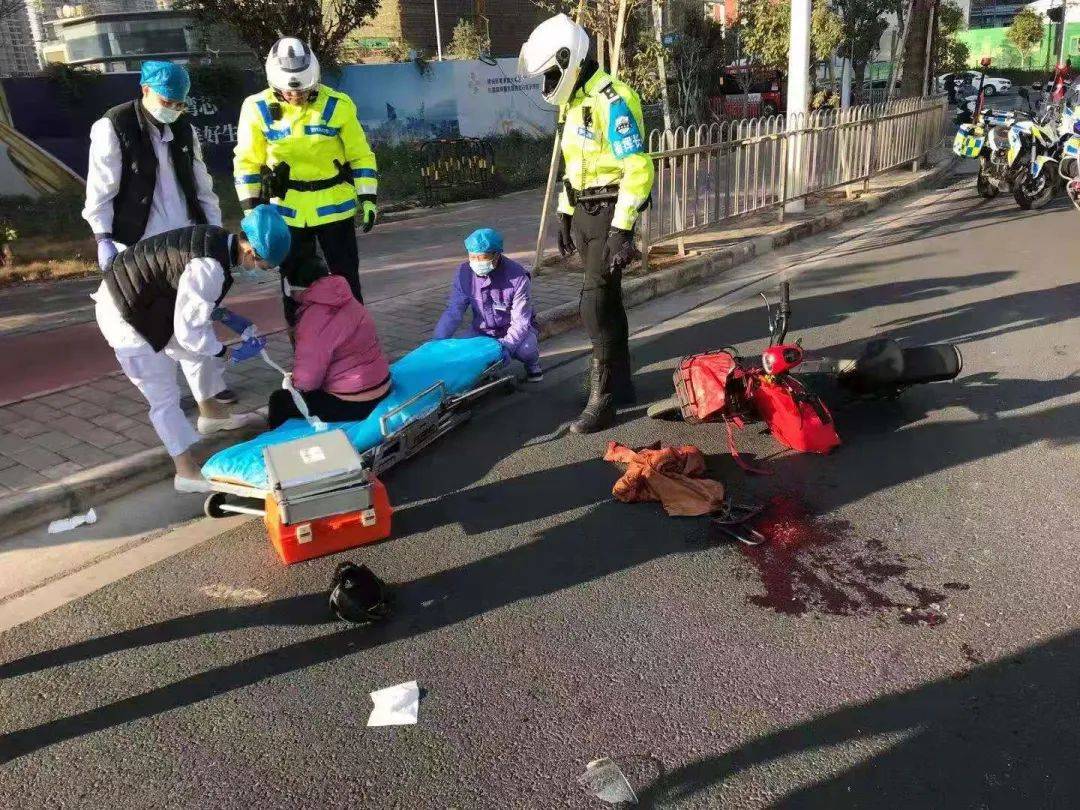 广东两车相撞,戴头盔的车主面部竟血流不止!只因