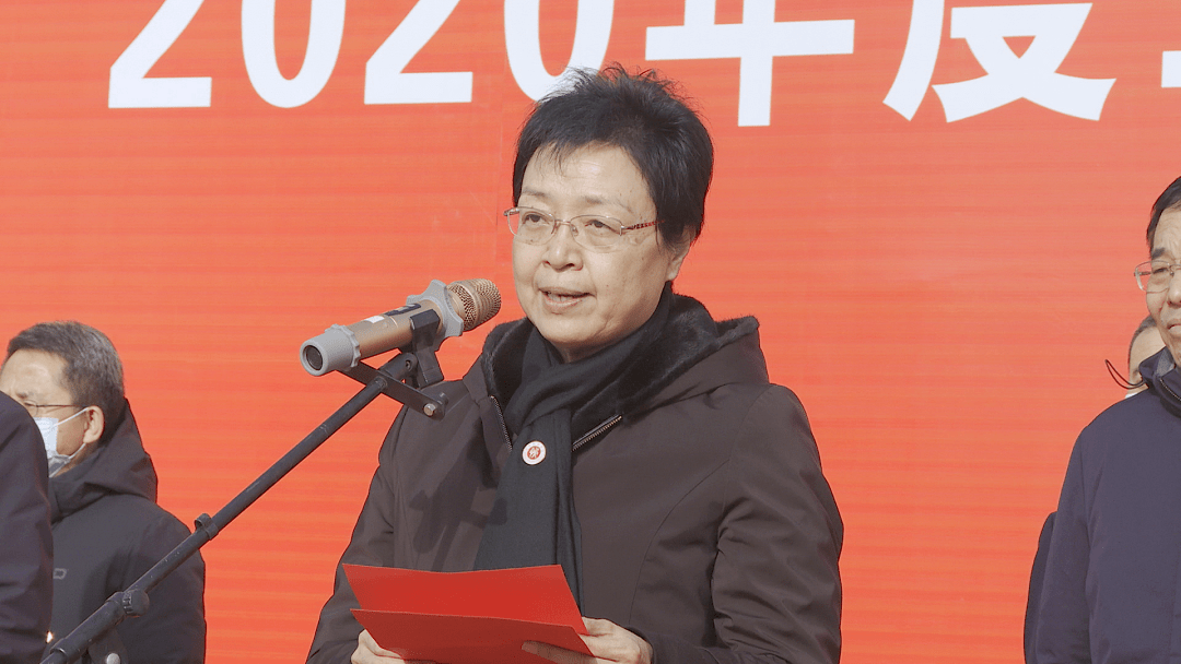 仪式上,贾红军表示,项目的顺利封顶标志着该工程取得了阶段性胜利.