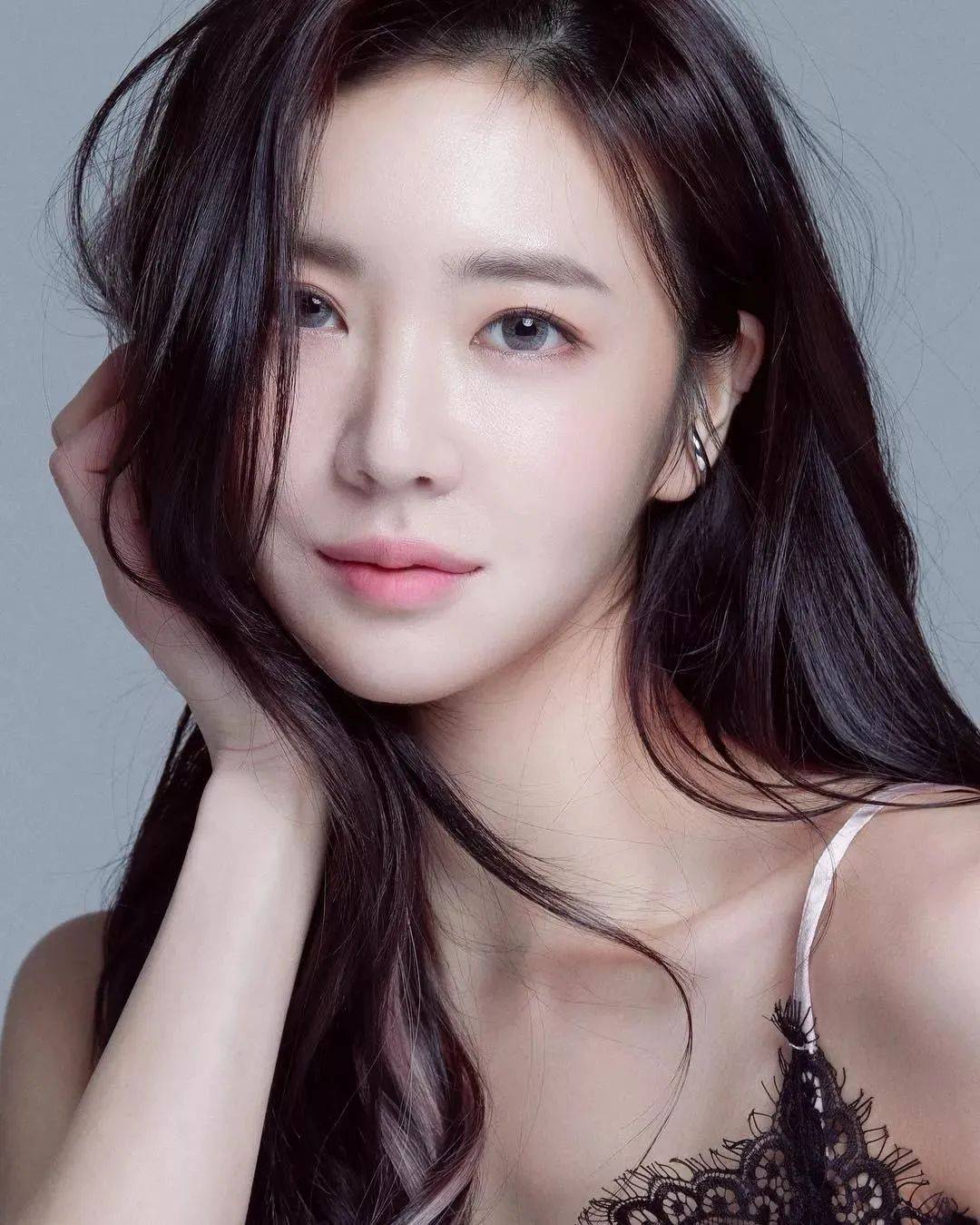 颜值爆表,右耳失聪,凭身材开挂人生_李妍和