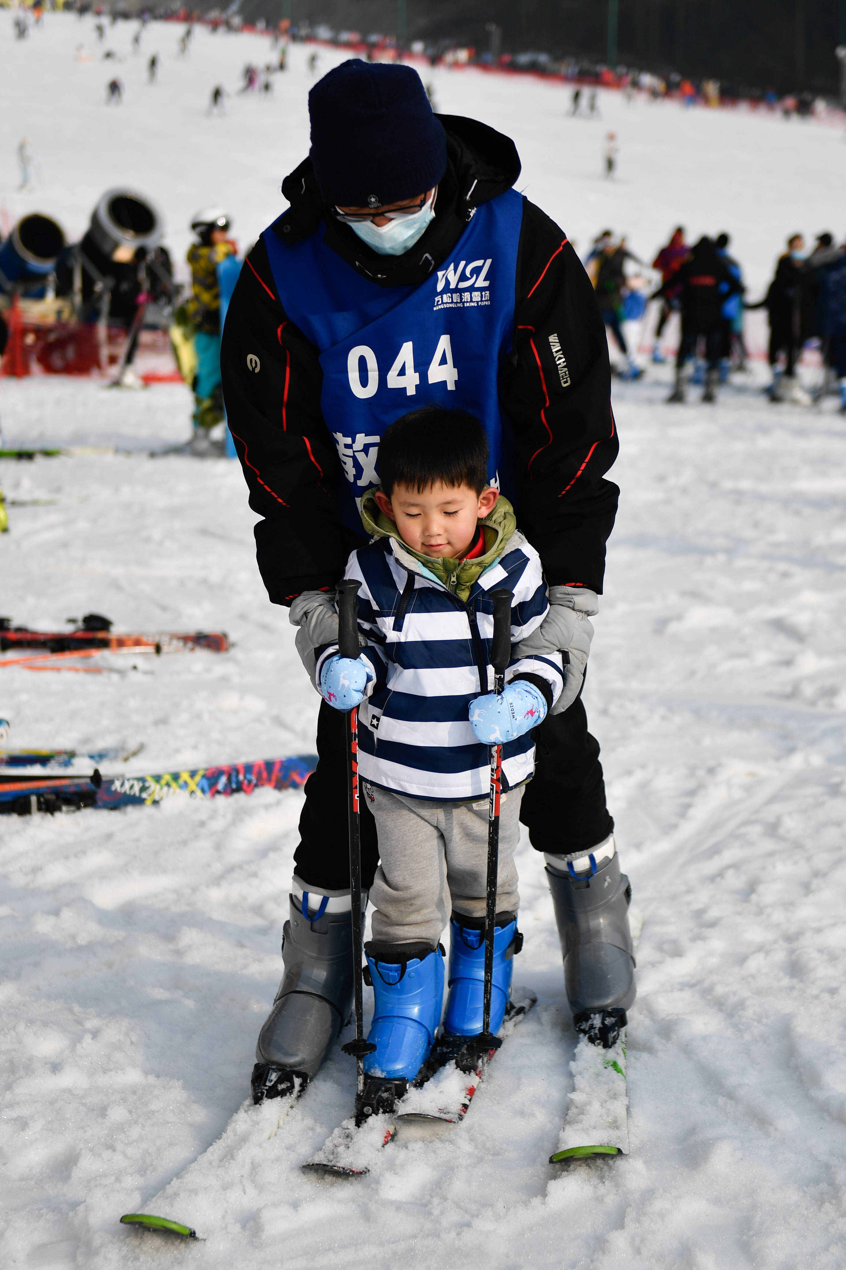 全民健身——浙江临安：游客畅享滑雪乐趣