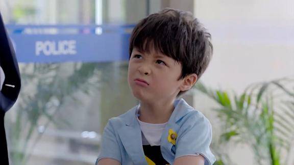 淘气爷孙:嘉乐把爷爷幻想成英雄,谁知见到爷爷,嘉乐幻想破灭