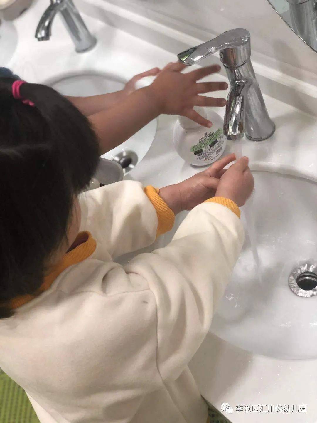 幼儿园洗手挽袖子图片图片