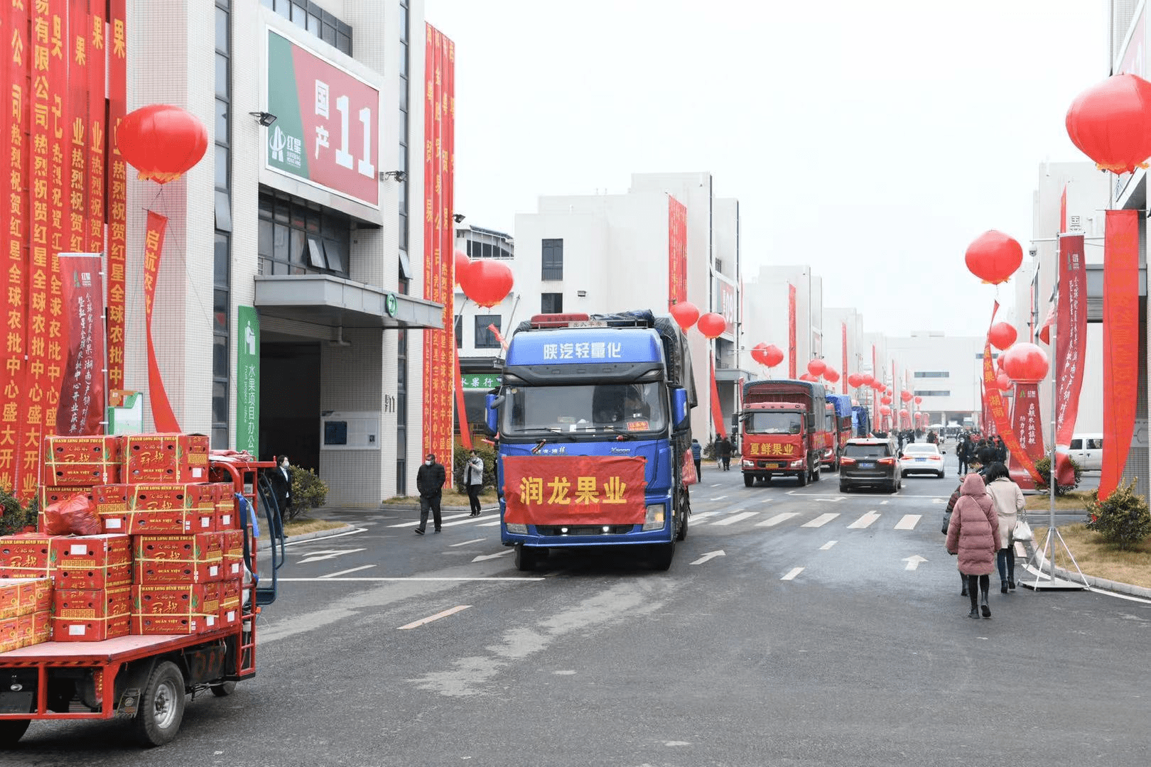 年前给丈母娘买点水果尝个鲜,红星全球农批中心开业,不少市民前往购置