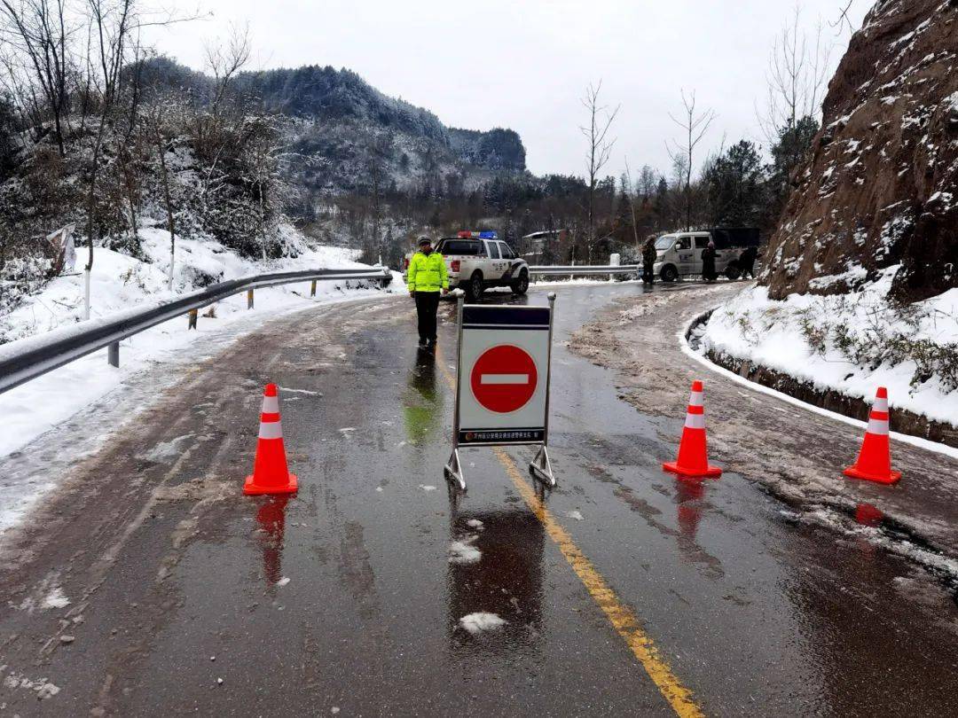 下雪封路照片图片