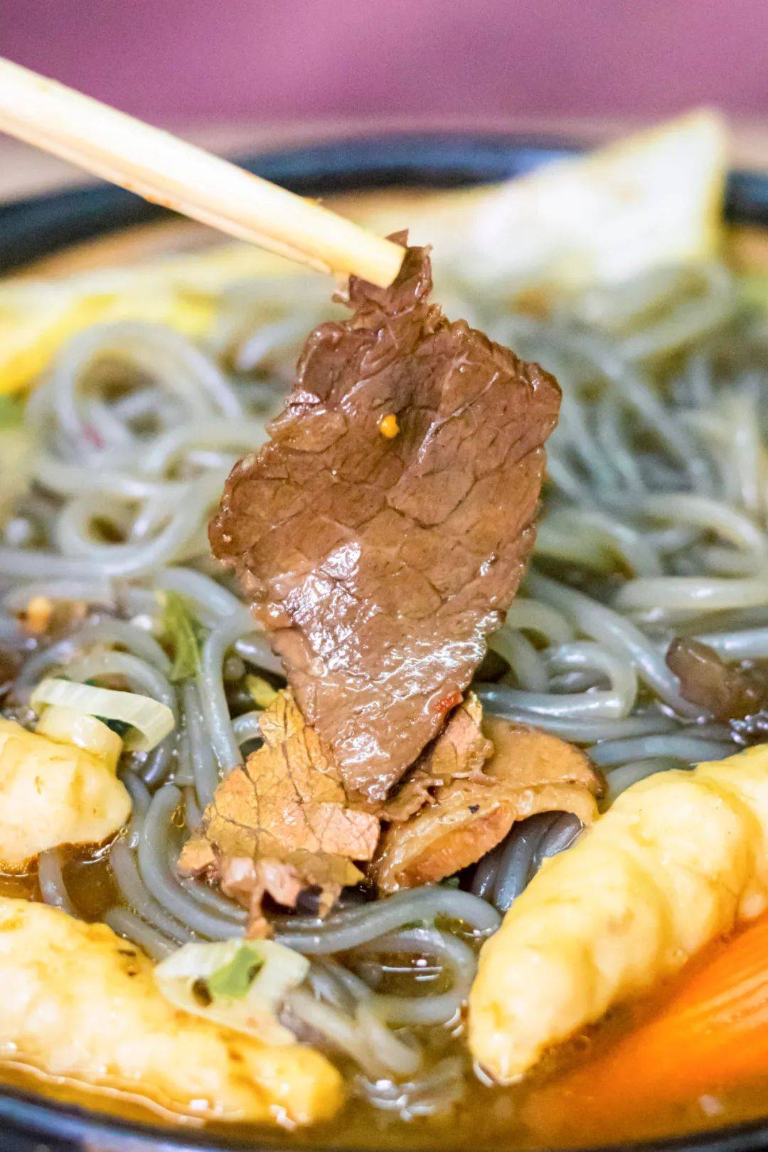 壮汉老板放话:"没吃过我家砂锅,等于白来马巷!"_小贝