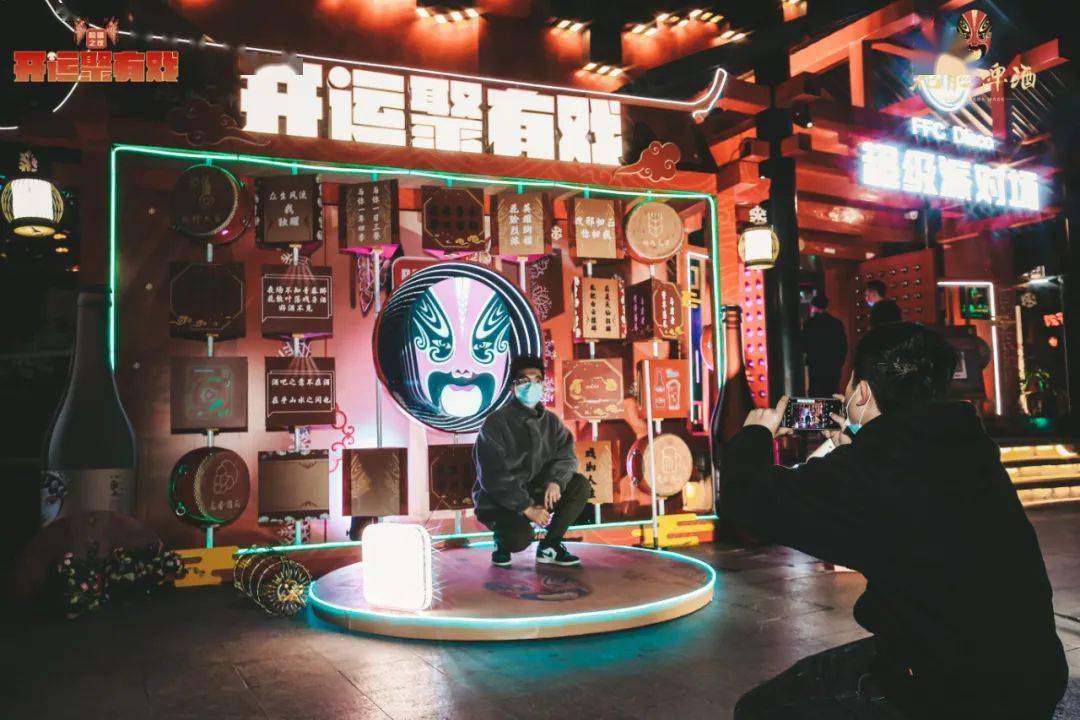 现场的顾客最强国潮派对大幕拉开晚上7点(点击查看视频)别样的潮酷