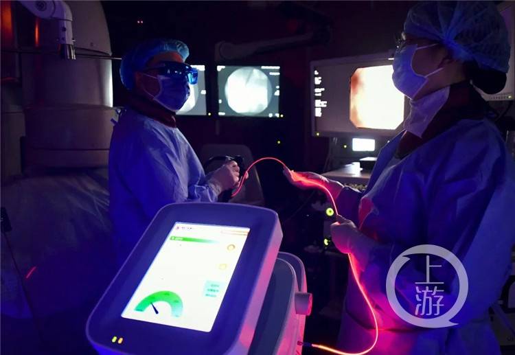 不必挨刀 重庆实施首例"光动力"治疗胆管壶腹周围癌