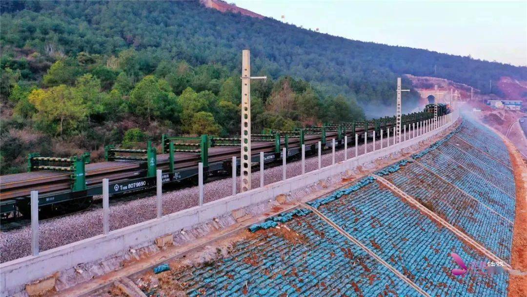 丽香铁路开始铺轨,年底通车在望