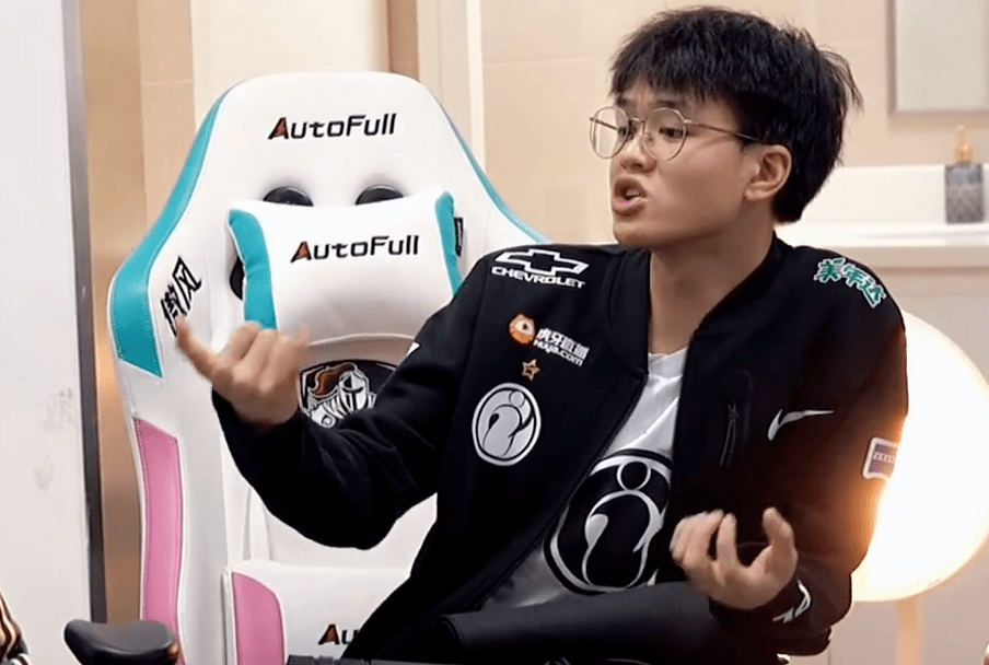 ig选手休息室复盘现场宝蓝和rookie眉头紧锁打野xun神情激动