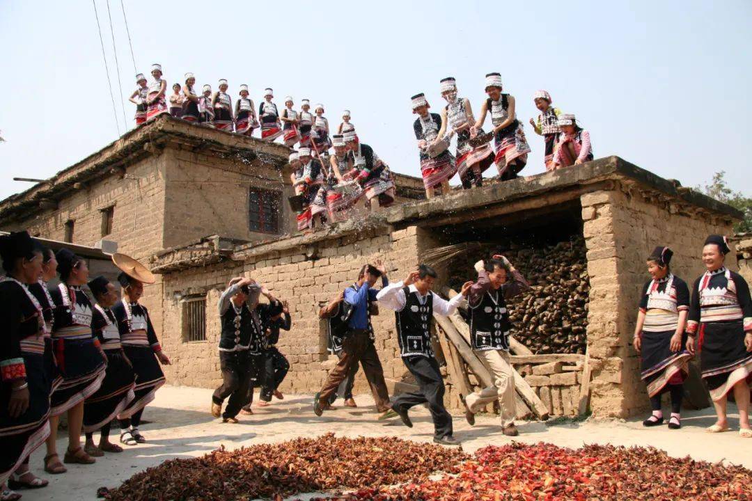 2,漠沙大沐浴景区(3a级旅游景区):位于新平县漠沙镇大沐浴村,距离新平