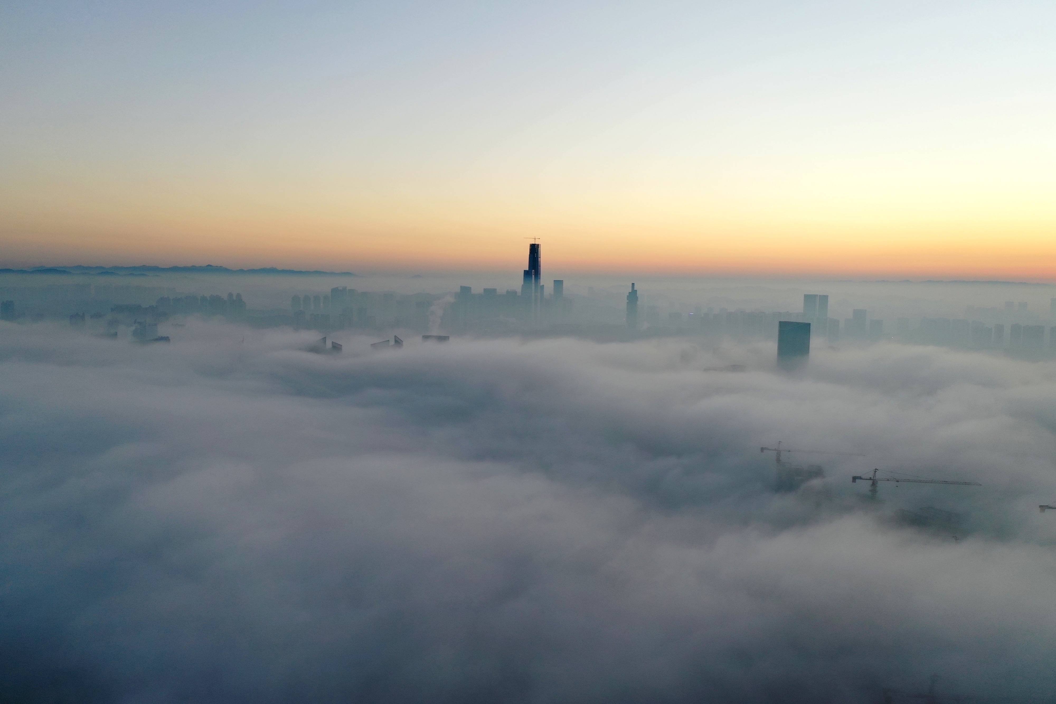 当日,贵阳出现大雾天气,城市楼宇在浓雾中若隐若现.